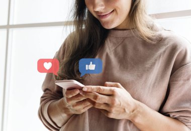 Mutlu kadın onun smartphone kullanarak