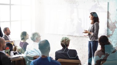 Bir seminerde kadın koçluk.