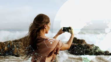 Denizin fotoğraflarını çeken kadın