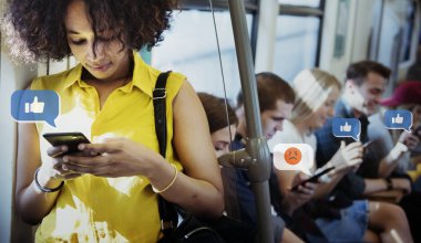 Bir metroda bir akıllı telefon kullanan genç kadın