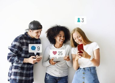 Mutlu arkadaşlar bir akıllı telefon sosyal medya bakıyor