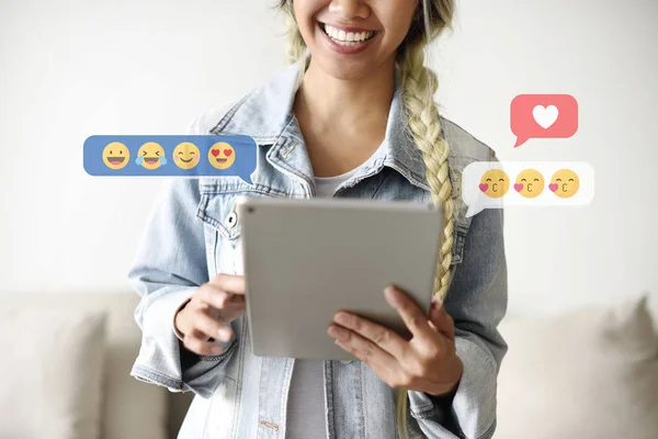 Mujer Alegre Mensajes Texto Tableta Digital — Foto de Stock