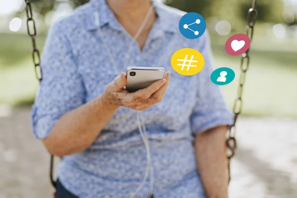Seniorin Hört Musik Von Ihrem Handy — Stockfoto