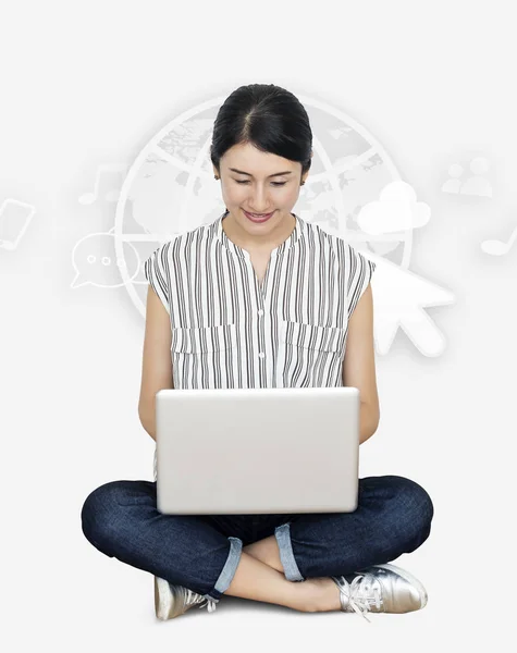 Fröhliche Asiatische Frau Mit Einem Laptop — Stockfoto