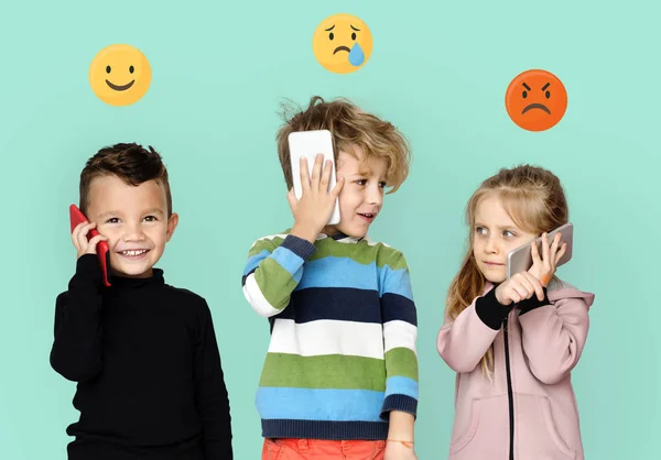 Kinder Mit Emoticons Sprechen Auf Mobiltelefonen — Stockfoto