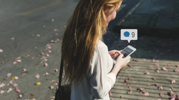 Mladá Žena Která Používá Společenské Sdělovací Prostředky Telefonu Při Procházce — Stock fotografie