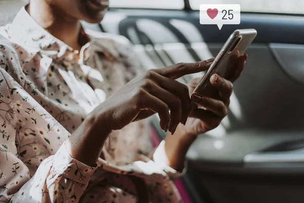 Frau Nutzt Soziale Medien Auf Ihrem Smartphone Auto — Stockfoto