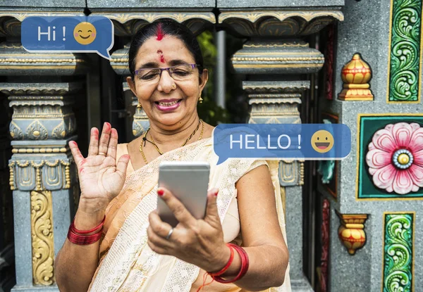 Indisk Kvinna Med Mobiltelefon — Stockfoto