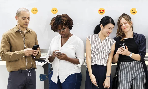 Diversas Personas Jugando Sus Teléfonos Móviles — Foto de Stock