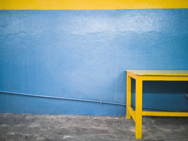 Mesa Amarilla Contra Una Pared Azul — Foto de Stock