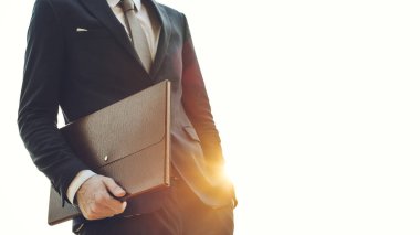 Beklerken elinde evrak çantası tutan işadamı