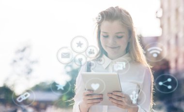 Dışarıda tablet kullanan mutlu öğrenci