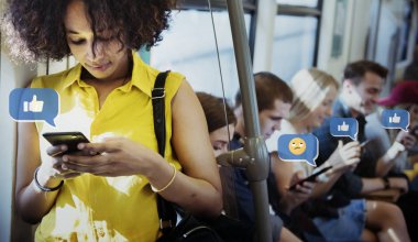 Bir metroda bir akıllı telefon kullanan genç kadın