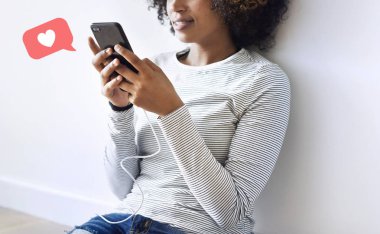 Akıllı telefonunu kullanan siyah i