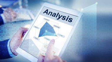 Ekranda şirket analizine sahip dijital tablet