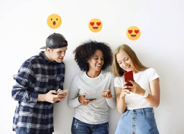 Mutlu gençler akıllı telefonları yla medya paylaşıyor