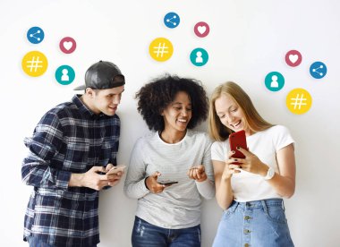 Akıllı telefonlarıyla oynayan mutlu arkadaşlar