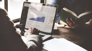 Bir kafede dizüstü bilgisayarı üzerinde çalışan adam