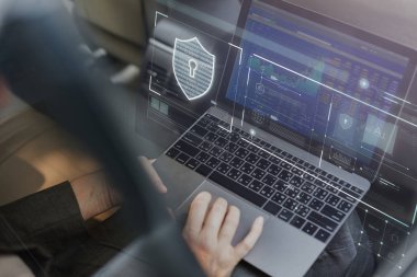 İş kadını hisse senedi piyasası verilerini kontrol ediyor