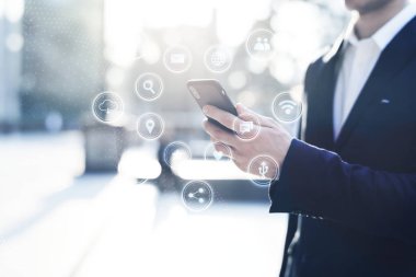 Onun smartphone açık havada kullanarak iş adamı