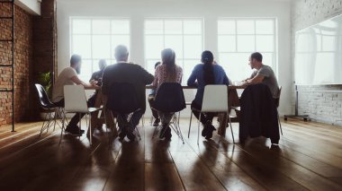 İş arkadaşları nın ofisinde rahat bir toplantı