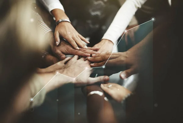 Pessoas Unindo Mãos Meio — Fotografia de Stock