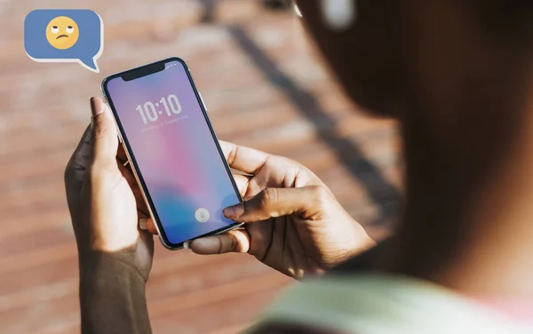 Sportliche Frau Benutzt Ihr Handy Einem Park — Stockfoto