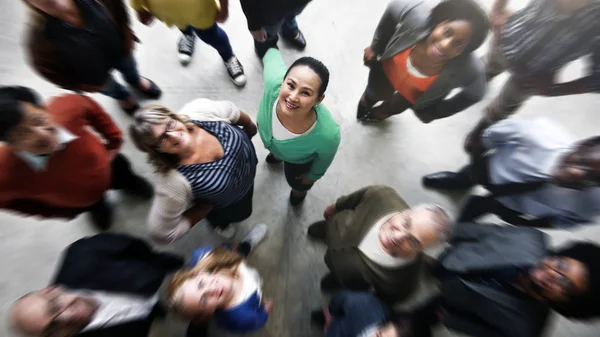 Des Gens Heureux Diversifiés Regardant Vers Haut — Photo