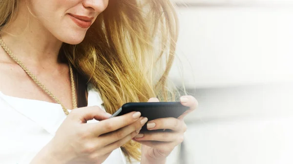 Mujer Rubia Viendo Vídeo Línea —  Fotos de Stock