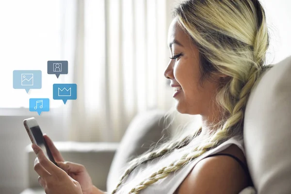 Mulher Sorridente Usando Smartphone Sofá — Fotografia de Stock