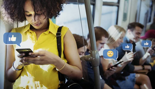 Mujer Joven Usando Smartphone Metro — Foto de Stock