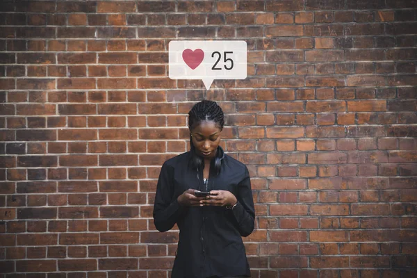 Atleet Met Behulp Van Sociale Media Haar Smartphone — Stockfoto