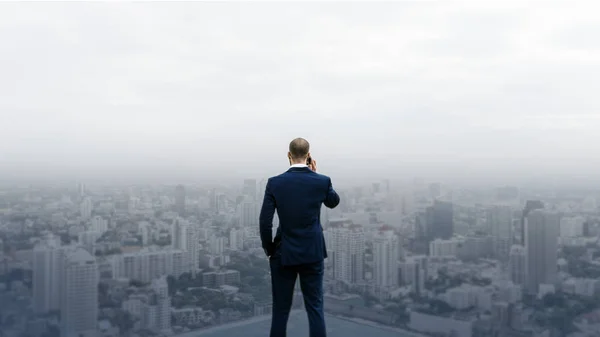 Empresario Hablando Por Teléfono Mirando Ciudad — Foto de Stock