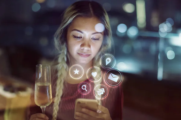 Mujer Joven Usando Teléfono Inteligente Mientras Toma Una Copa — Foto de Stock