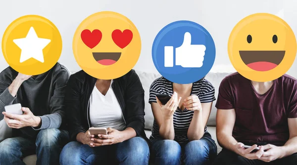 Pessoas Diversas Com Emoticons Positivos Usando Telefones Celulares — Fotografia de Stock