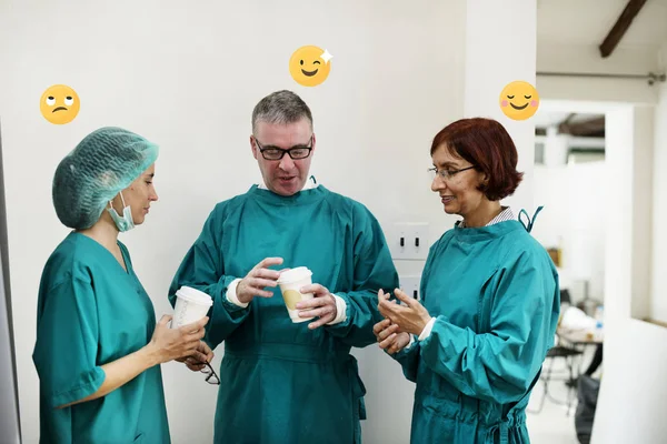 Médicos Hablando Juntos Durante Descanso —  Fotos de Stock