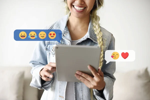 Mujer Alegre Mensajes Texto Tableta Digital — Foto de Stock