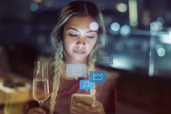 Mulher Asiática Usando Seu Telefone Enquanto Janta — Fotografia de Stock