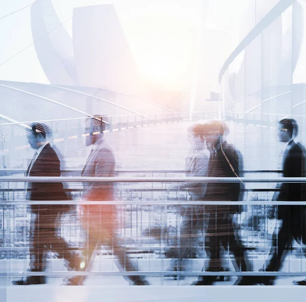 Gente Negocios Diversa Caminando Paso Elevado — Foto de Stock