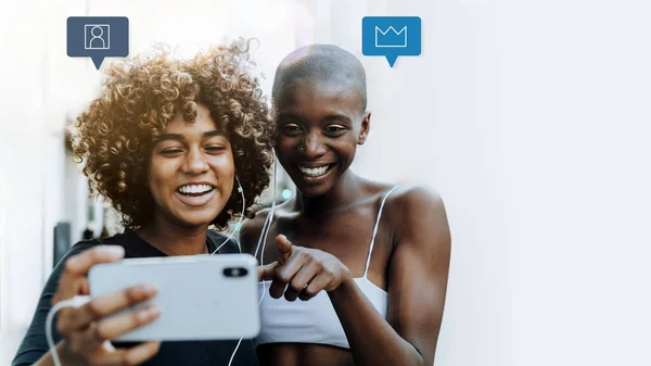 Mulheres Negras Assistindo Telefone — Fotografia de Stock