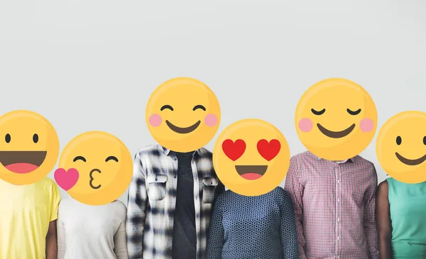 Diversos Amigos Com Emoticons Positivos — Fotografia de Stock