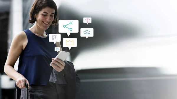 Mujer Sonriente Usando Teléfono — Foto de Stock