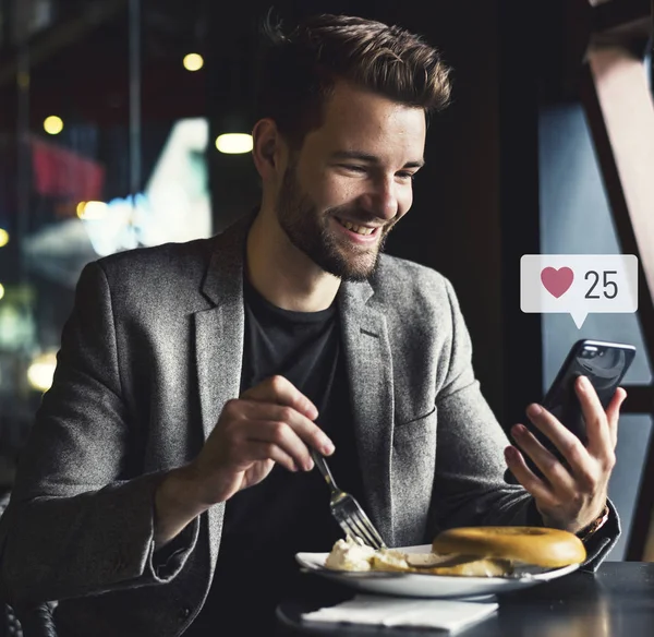 Uomo Felice Che Usa Social Media Sul Suo Smartphone Caffè — Foto Stock