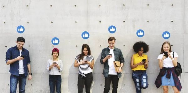 Glückliche Teenager Süchtig Nach Ihren Smartphones — Stockfoto