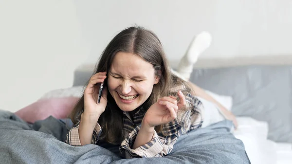 Mujer Alegre Disfrutando Llamada Telefónica — Foto de Stock