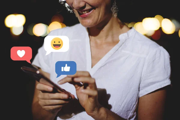 Mujer Feliz Enviando Mensajes Texto Por Noche — Foto de Stock