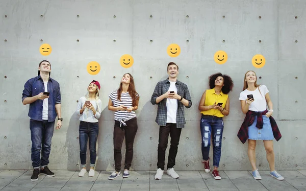 Junge Erwachsene Schauen Auf Während Sie Ihre Telefone Halten — Stockfoto