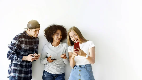 Amigos Felices Usando Smartphone — Foto de Stock