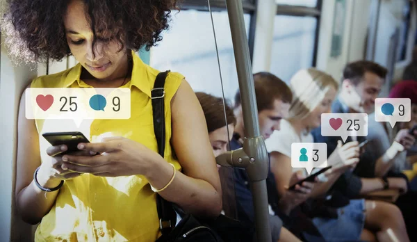 在地铁中使用智能手机上的社交媒体的人 — 图库照片