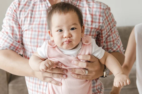 Mignon Asiatique Bebe Debout Gamin Attendez Stock Photo